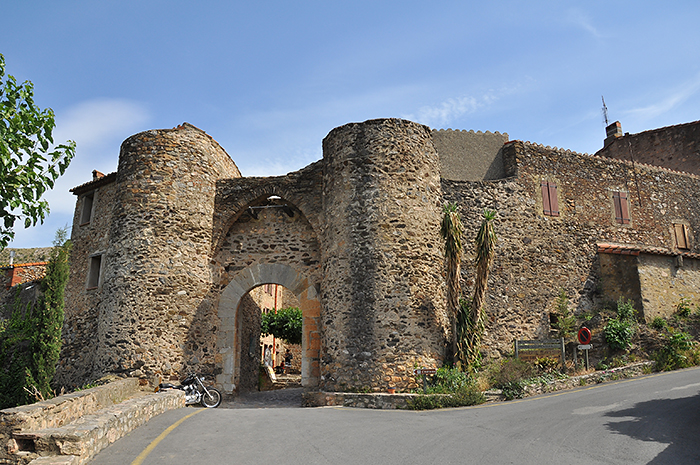 Фотографии Castelnou - достопримечательности Castelnou , что посмотреть, виды Castelnou , путеводитель по Castelnou, региону Лангедок-Русийон и Франции, France travel guide cities french what to see best places Plus Beaux Villages de France